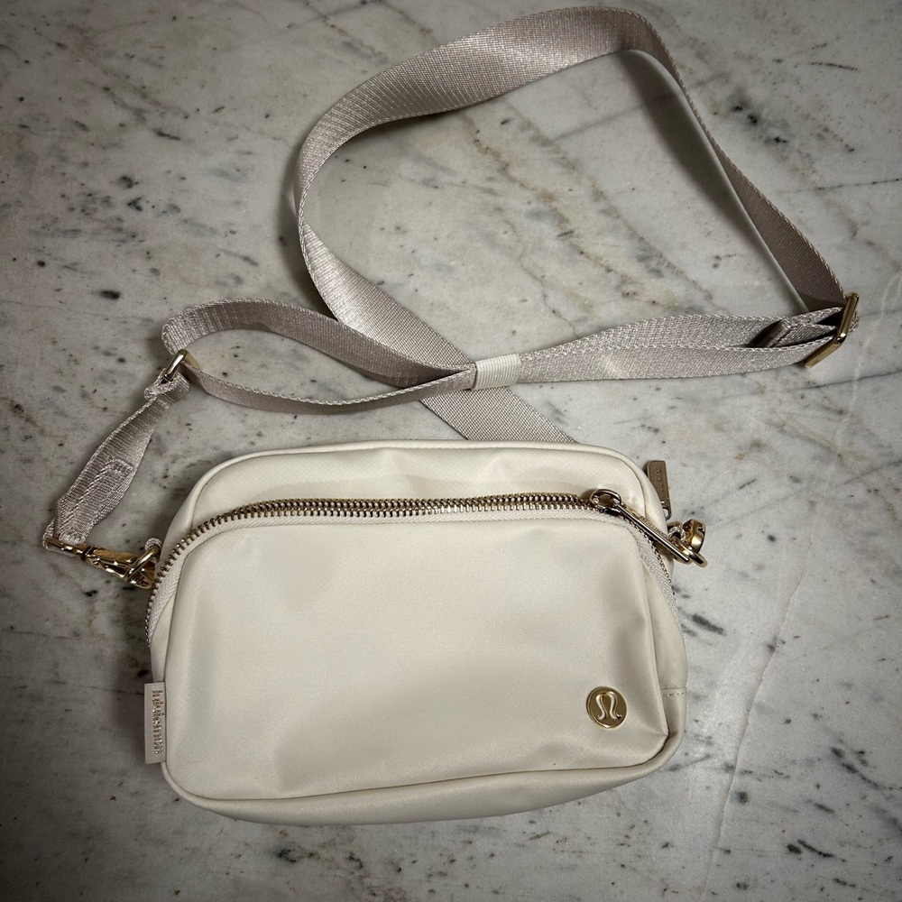 Lululemon Everywhere Crossbody Bag